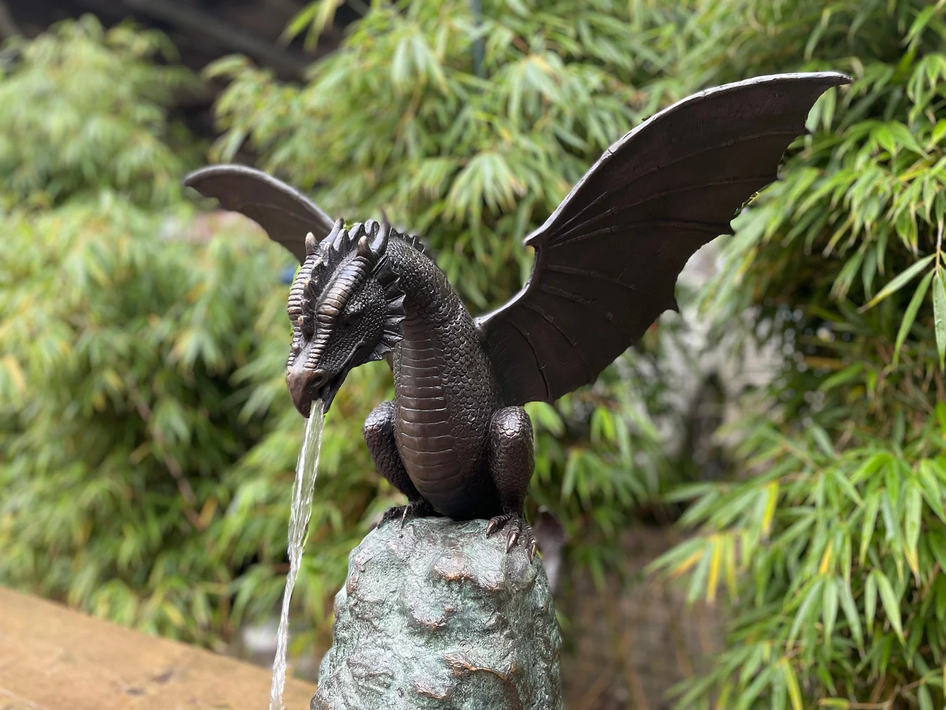 Precision Casting Fire-breathing Dragon Sculpture Waterscape
