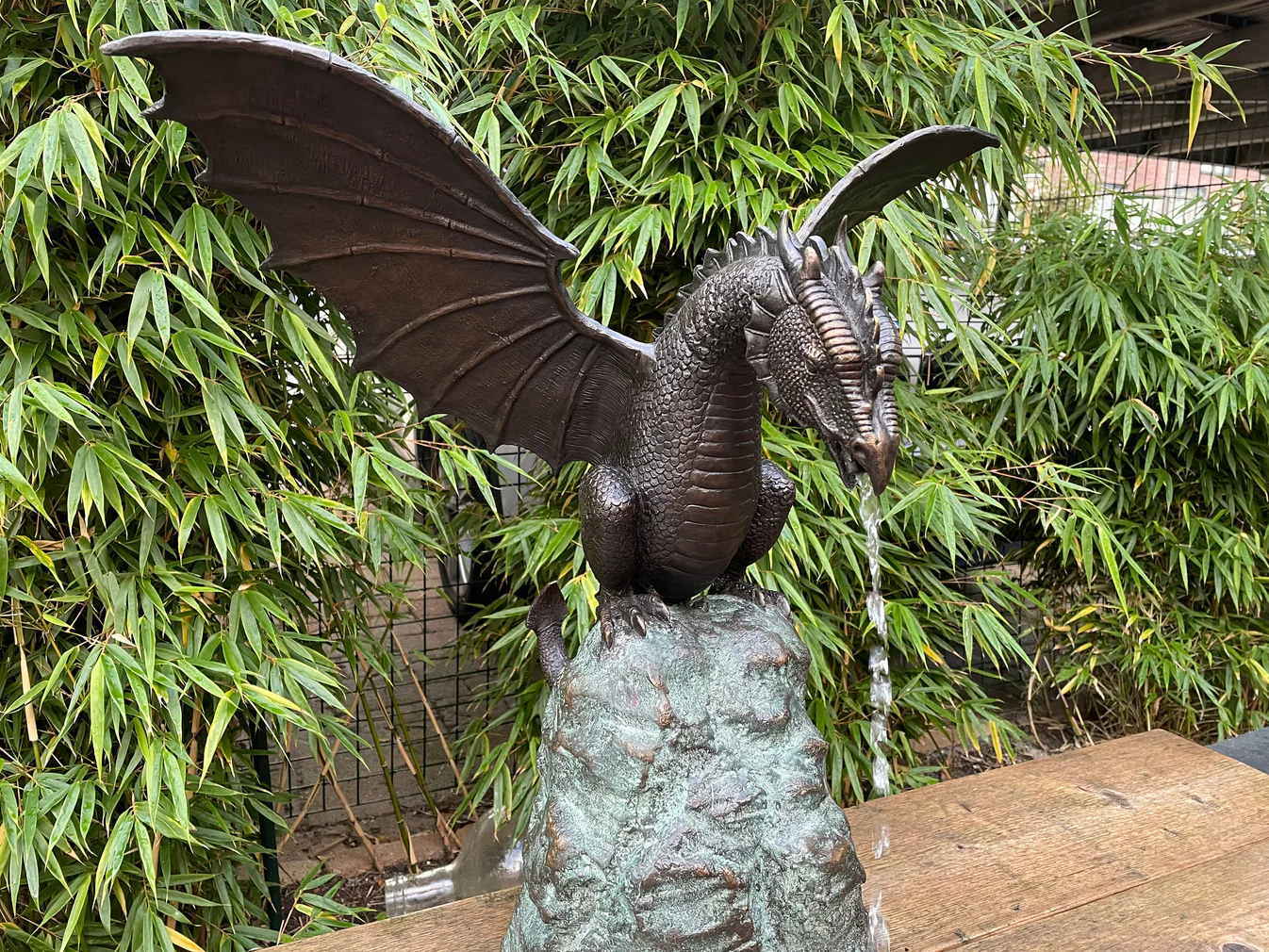 Precision Casting Fire-breathing Dragon Sculpture Waterscape
